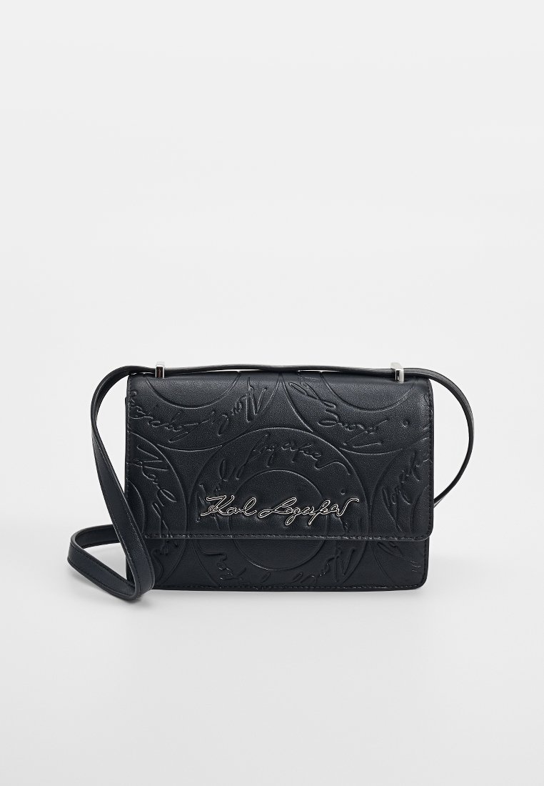 Borsa a spalla rettangolare nera con motivi circolari in rilievo e logo corsivo "Karl Lagerfeld" in metallo argento sulla patta anteriore.