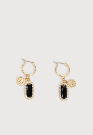 Orecchini a cerchio d'oro con pendenti rettangolari neri bordati da piccole pietre trasparenti e piccoli ciondoli rotondi dorati con incisioni decorative.