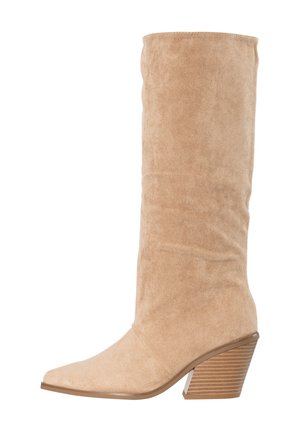 Lichtbruine suède laars tot halverwege de kuit met een spits toelopende neus en een opgestapelde houten blokhak.