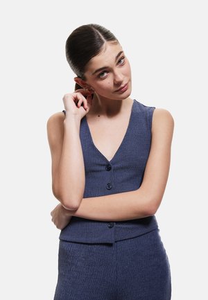 Marineblauw gemêleerd mouwloos topje met een V-hals, voorzien van twee knopen en een getailleerde pasvorm, gecombineerd met bijpassende gemêleerde broek.