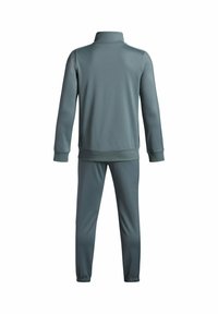 Rückansicht eines grauen Trainingsanzugsets, bestehend aus einer langärmligen Jacke mit Reißverschluss und passenden, schmal zulaufenden Hosen mit elastischen Bündchen.