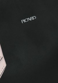Zwart leren handtas met een gestructureerd oppervlak. Voorzien van een zilveren "PICARD" logo, opvallende stiksels en een contrasterend zijpaneel.