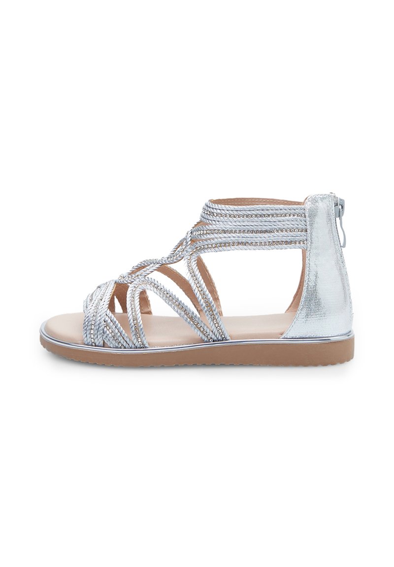 Zilveren platte sandalen met gevlochten bandjes, een rits aan de hiel en een gevoerde beige binnenzool met een bruine rubberen buitenzool.