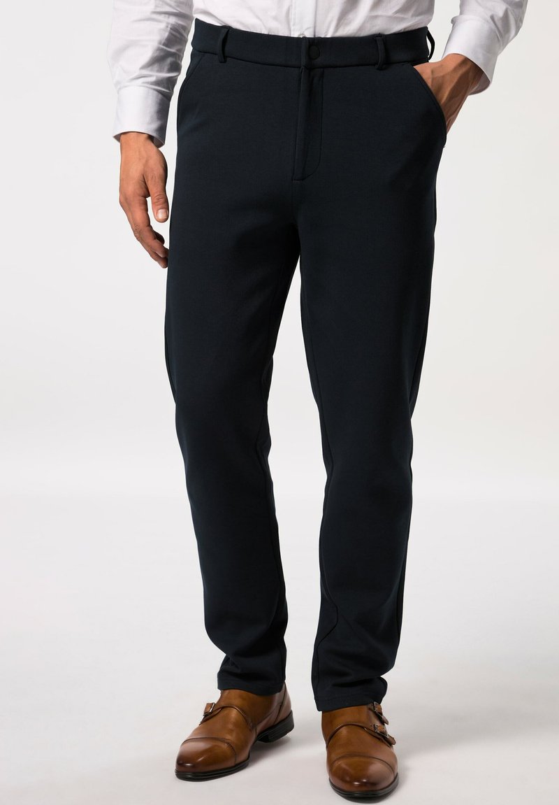 Pantaloni blu navy realizzati in tessuto morbido, con una silhouette dritta, tasche frontali e una chiusura piatta con un singolo bottone.