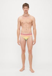 Mehrfarbige Badehose mit einem "DSQUARED2" Logo-Muster, die eine enge Passform und eine glatte Textur bietet, ideal für den Badeanzuggebrauch.