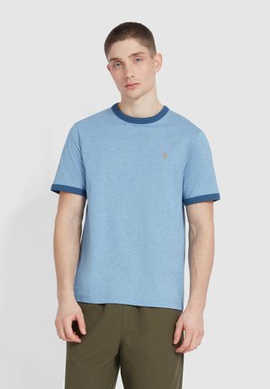 Lichtblauw T-shirt met korte mouwen, voorzien van een donkerblauw geribbeld kraag en mouwmanchetten. Klein oranje logo op de linkerborst. Zachte textuur, casual pasvorm.