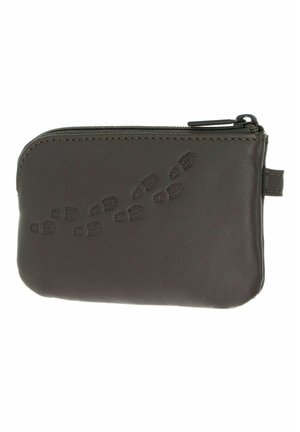 Petite pochette à pièces en cuir marron foncé avec fermeture éclair et motif d'empreinte de pas embossé sur le devant.