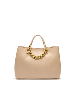 Borsa a mano in pelle beige con finitura testurizzata, dotata di manico a catena dorata e logo impressa sul frontale. Forma arrotondata con apertura superiore.