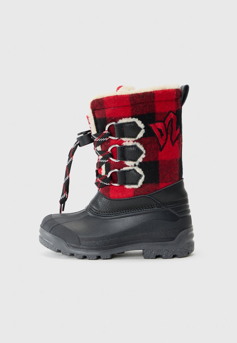 Botte d'hiver imperméable avec une semelle en caoutchouc noire, un dessus en tissu tartan rouge et noir, une doublure en fausse fourrure blanche et des crochets décoratifs pour les lacets.