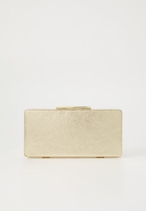 Borsa a mano dorata con una finitura metallica liscia, forma rettangolare e chiusura a scatto semplice. Nessun motivo o decorazione visibile.