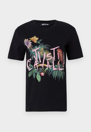 Fekete póló színes trópusi virág- és madármintával; "JUST CAVALLI" felirat rózsaszín színben, kerek nyakkivágással, rövid ujjú.