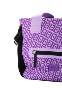 Borsa viola con motivo e superficie texturizzata, caratterizzata da una tasca con zip nera e una patch con il logo viola. Include robuste maniglie superiori.