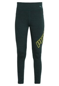 Leggings verdi scuri elasticizzati con vita alta, caratterizzati da un audace logo "PUMA" giallo sulla gamba sinistra. Tessuto morbido e design aderente.