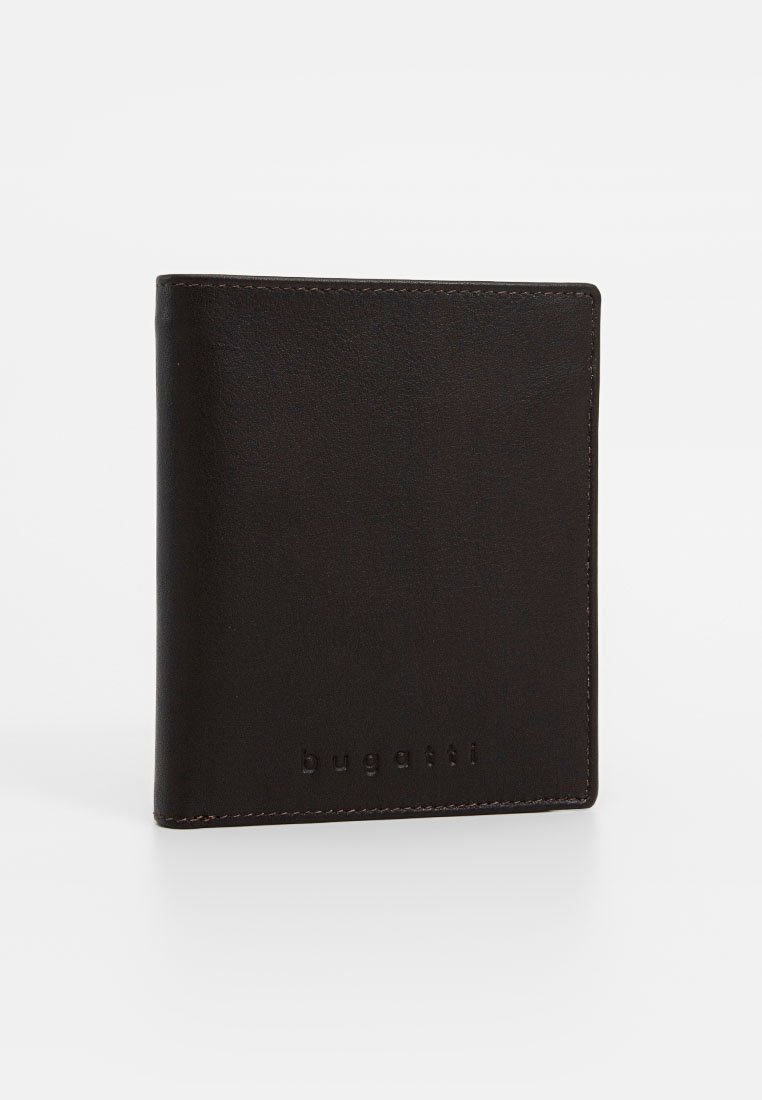 Portefeuille en cuir marron avec une texture lisse, de forme rectangulaire, et un logo « bugatti » embossé sur le devant. Bords cousus.