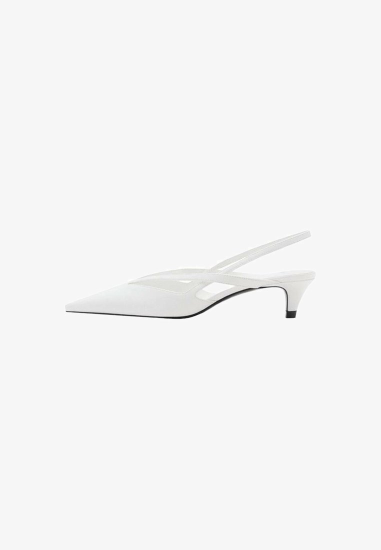Décolleté bianco con punta affilata, caratterizzato da una tomaia liscia, sottili aperture e un tacco a blocco basso. La suola nera esalta il design.