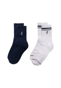 Deux paires de chaussettes : l'une bleu marine, avec une texture ribblée ; l'autre blanche avec des rayures bleu marine et un logo. Les deux ont une coupe mi-mollet et sont en matériau doux.