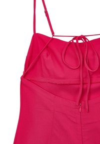 Fuchsie růžový top na ramínka s tenkými nastavitelnými šňůrkami, předním zavazováním a skrytým zipem na boku, vyrobený z lehkého materiálu.