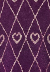 Violetti pehmeä kangas esittelee timanttikuvion, jossa on kermaisia sydänmotivi, ja siihen on lisätty hienovaraisia kimalteita ja tekstuurikuituja.