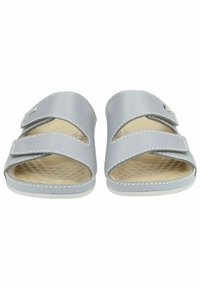 Chanclas grises hechas de material sintético con dos correas anchas, plantilla texturizada y acentos de costura blanca. Diseño de punta abierta.