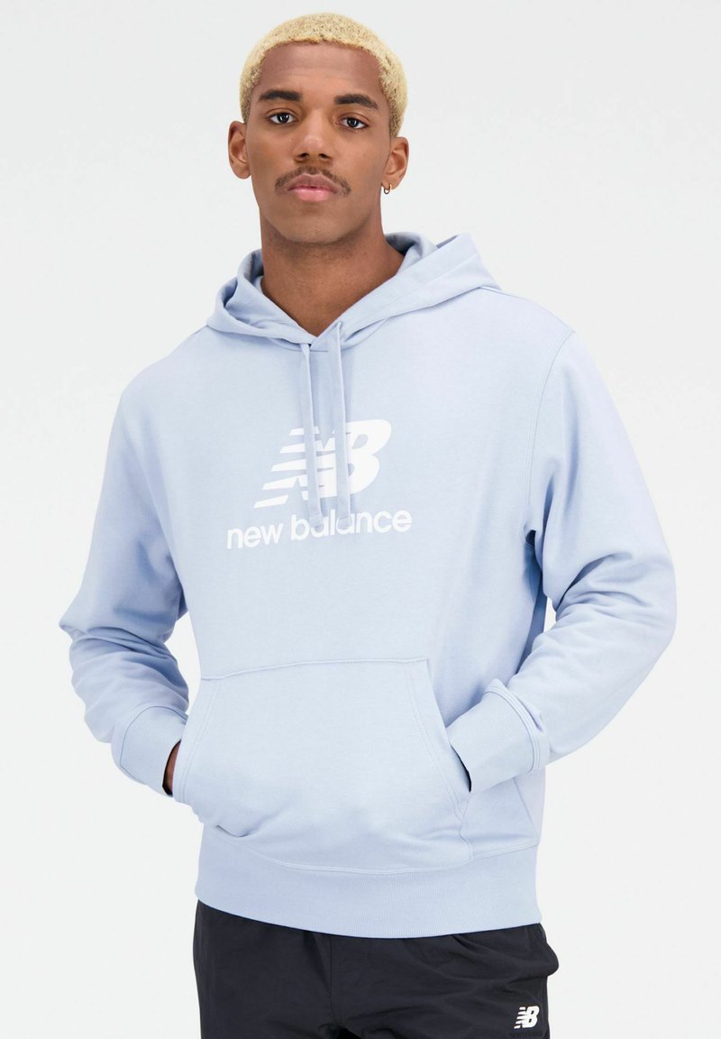 New Balance ESSENTIALS STACKED LOGO HOODIE - Jersey con capucha - light arctic grey