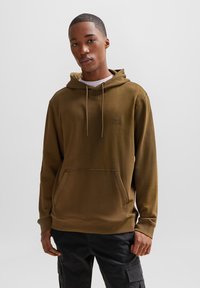Felpa con cappuccio verde oliva, dotata di tasca a marsupio frontale, cappuccio con cordino e patch del logo tonale; realizzata in morbido materiale di cotone.