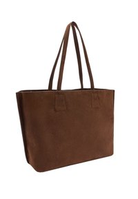 Brązowa torba typu tote zamszowa z dwoma długimi uchwytami, prostokątnym kształtem i gładką fakturą. Brak widocznych elementów metalowych ani wzorów. Prosty design.