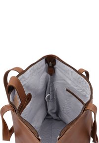 Brūna ādas iepirkumu soma ar svītrainu auduma iekšpusi, rāvējslēdzēja augšdaļu, divām rokturiem un iekšējām kabatām organizēšanai.