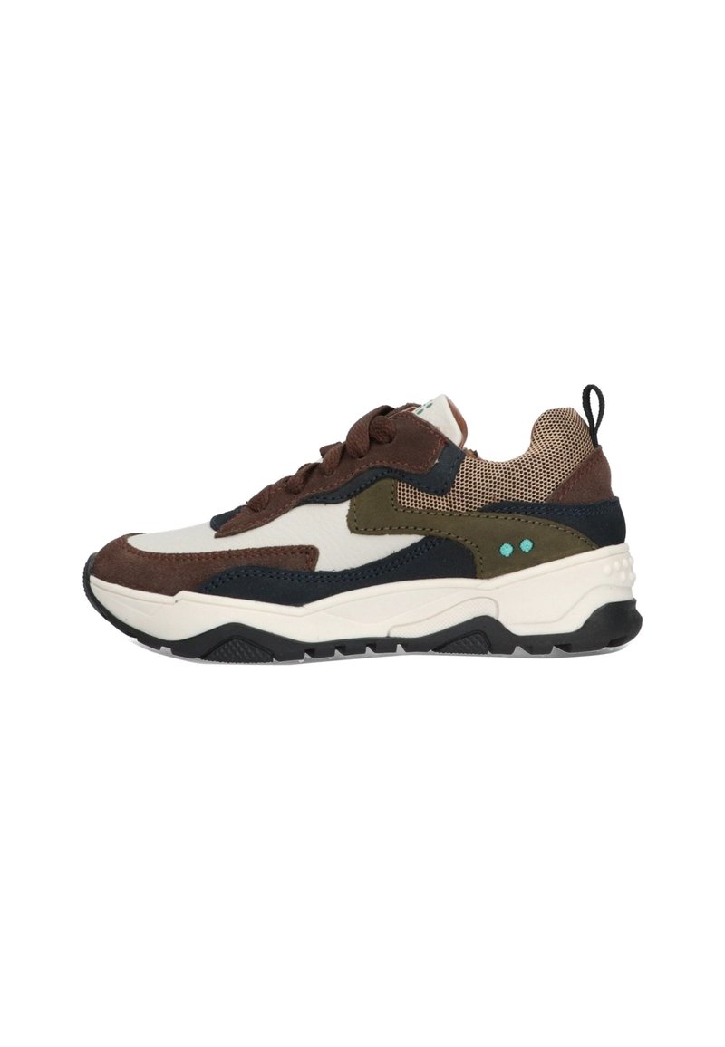 Herrensneaker mit einer Mischung aus braunem Wildleder, olivgrünem und weißem Mesh, einer dicken schwarzen Sohle und blauen Akzenten an den Seiten.