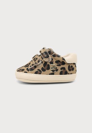 Børnesneaker med beige og mørkebrunt leopardprint, to justerbare velcrobånd og beige sål og hælpatch.