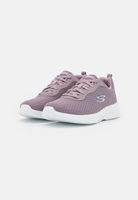 Scarpe sportive viola chiaro con una tomaia in rete testurizzata, punta arrotondata, suola bianca e lacci coordinati; presenta un piccolo logo sul lato.
