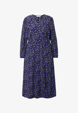 Kwiatowa sukienka z długimi rękawami, dekoltem w kształcie litery V i czarnym tłem. Wzór zawiera fioletowe i niebieskie kwiaty z białymi akcentami.