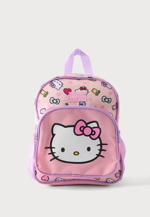 Sac à dos Hello Kitty rose avec une poche principale avant présentant un grand visage de Kitty et des motifs plus petits multicolores de Kitty et de nœud sur la partie supérieure.
