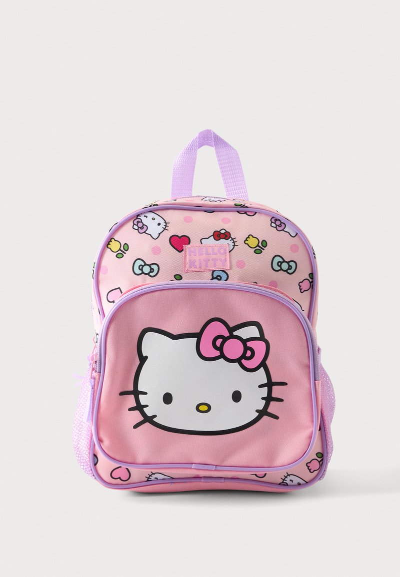 Ροζ σακίδιο πλάτης Hello Kitty με κύρια μπροστινή τσέπη που διαθέτει μεγάλο πρόσωπο Kitty και μικρότερα πολύχρωμα σχέδια Kitty και φιόγκων στο πάνω μέρος.