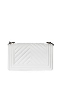 Witte gequiltte schoudertas in een rechthoekige vorm, met diagonale stiksels, ritssluiting en metalen hardwareaccenten.