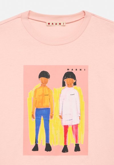 Chemise rose avec un graphisme coloré de deux figures sans visage portant des vêtements de la marque Marni, sur un fond jaune et rose.