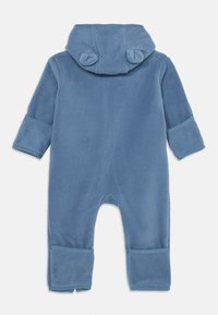 Blå fleece baby jumpsuit med hette som har små tekstilører, lange ermer og foldbare mansjetter på bein og armer.