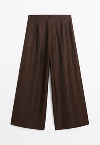 Hnědé kalhoty s širokými nohavicemi vyrobené z texturované látky, mají vysoký pas a zip v zadní části. Jednoduchý, nezdobený design.