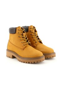 Stivali alla caviglia in pelle marrone chiaro con colletto imbottito grigio, lacci gialli e suola robusta color marrone chiaro con tappi pronunciati per una migliore trazione.