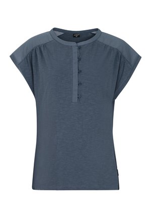 Blouse bleue à manches courtes avec un col rond, présentant une patte de boutonnage sur le devant et une texture de tissu douce et légère.