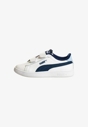 Sneaker basse bianche con accenti blu navy, fodera in tessuto e cinturini in velcro regolabili. Presentano un pannello laterale testurizzato e un logo.