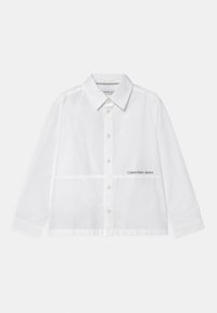 Biała koszula zapinana na guziki, wykonana z gładkiego materiału, z kołnierzykiem rozłożystym, długimi rękawami i małym logotypem "Calvin Klein Jeans" na dole.