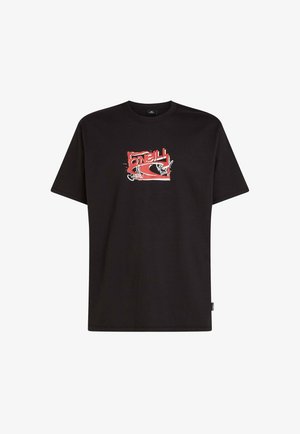 Černé bavlněné tričko s červenobílým grafickým potiskem s textem "O'Neill" a abstraktními vzory na přední straně. Krátké rukávy, kulatý výstřih.