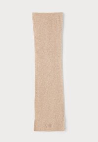 Écharpe beige côtelée en matériau doux, avec une texture subtile et un petit patch logo en bas. Forme longue et rectangulaire.