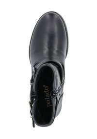 Botín negro con superficie de cuero suave. Cierre de cremallera lateral, punta redondeada y detalles de costura mínimos. Interior forrado con el nombre de la marca.