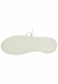 Sola di una scarpa bianca con superficie texturizzata e a motivi. Presenta un leggero bordo e un'intersuola per l'ammortizzazione. Design minimalista con una finitura liscia.