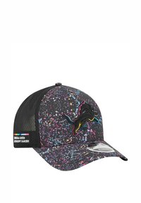Schwarze Kappe mit Spritzmuster in Pink, Blau und Gelb. Mit gesticktem Umriss eines Löwen. Netzstoff-Rückseite und geschwungene Schild-Design.