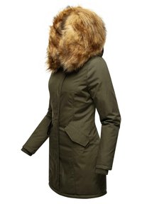 Olivgrön parka med en stor fuskpälskapuschong, sidofickor, ribbade ärmslut och vattenavvisande tyg, designad för värme och hållbarhet.