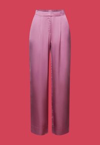 Saténové kalhoty s širokými nohavicemi v světlé růžové barvě, s vysokým pasem, předními sklady a hladkou texturou, na jednolitém červeném pozadí.