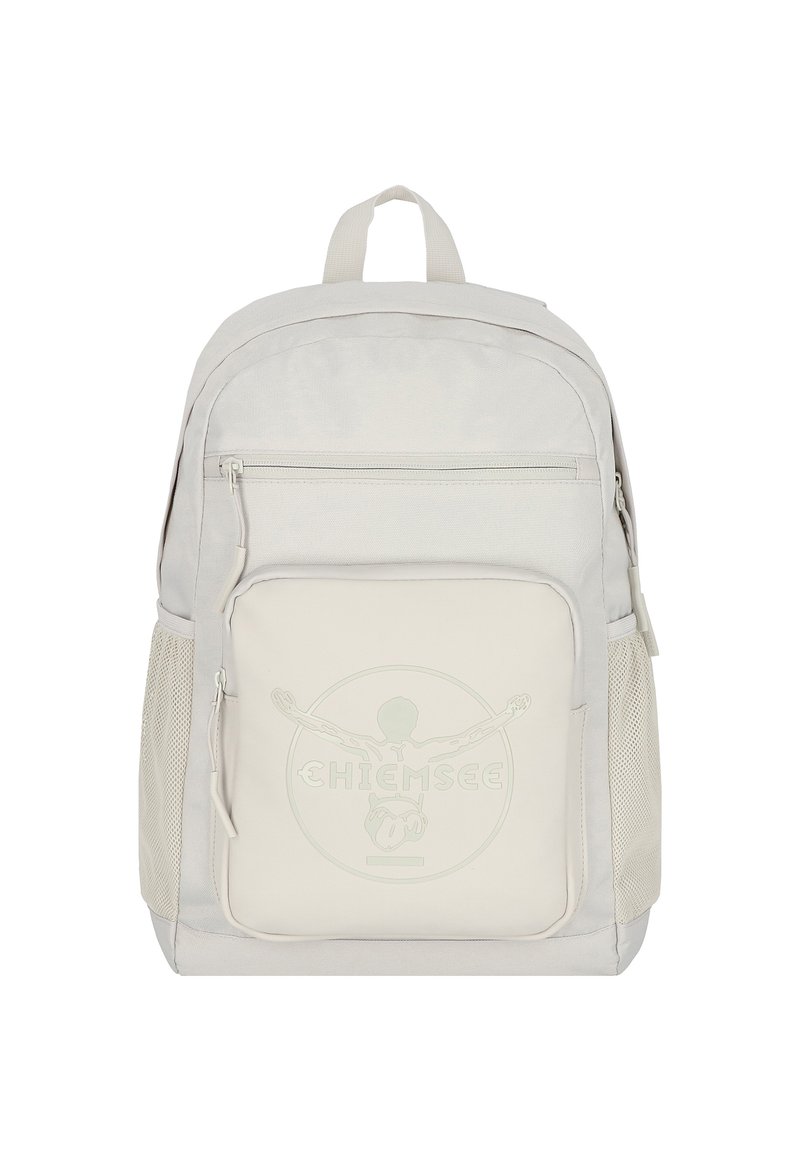 Zaino grigio chiaro con tessuto liscio, tasca anteriore con zip, tasche laterali in rete e dettaglio del logo in rilievo sul pannello frontale.