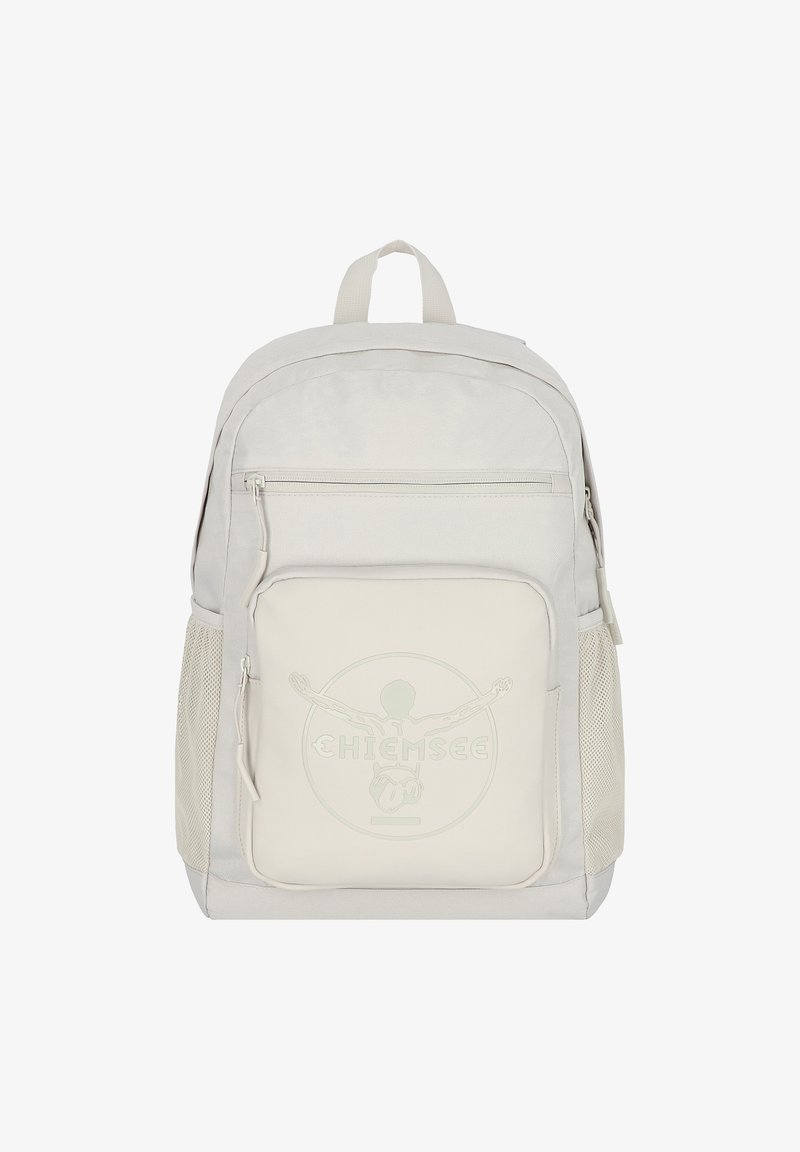 Zaino grigio chiaro con tessuto liscio, tasca anteriore con zip, tasche laterali in rete e dettaglio del logo in rilievo sul pannello frontale.